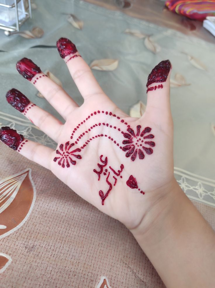 Basic Floral Dot Henna Design for Eid Photo of Basic Floral Dot Henna Design for Eid