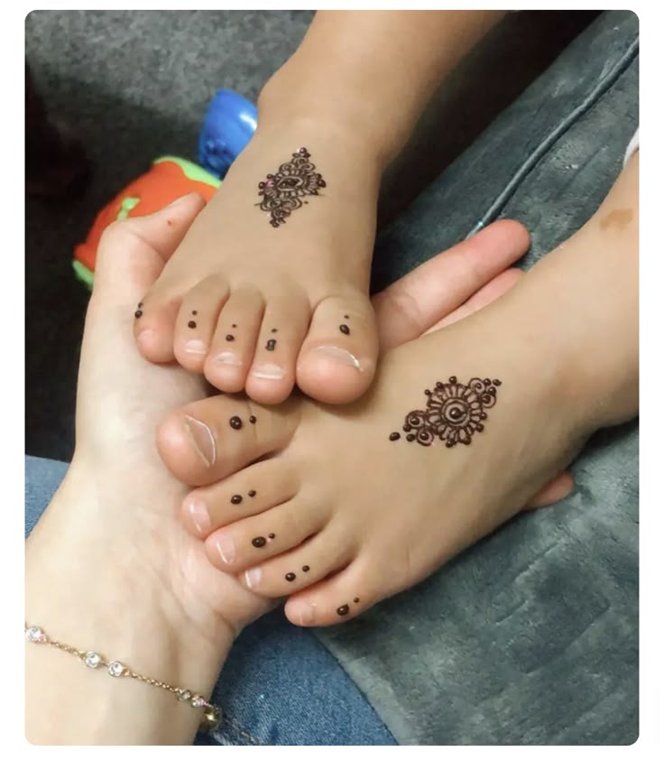 Simple dots and mandala design for kids feet Photo of Simple dots and mandala design for kids feet