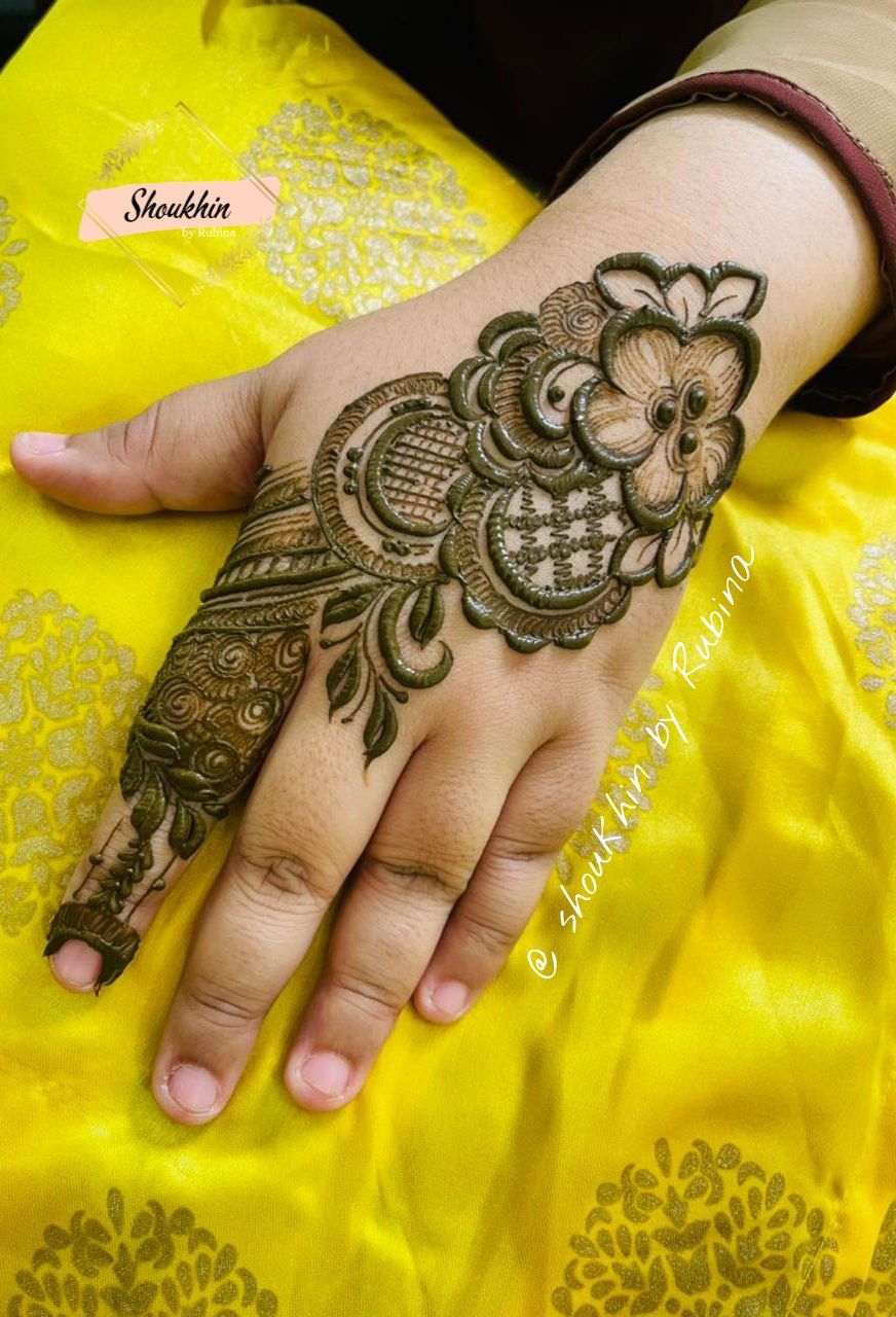 Backhand floral circle khafif mehendi design Photo of Backhand floral circle khafif mehendi design