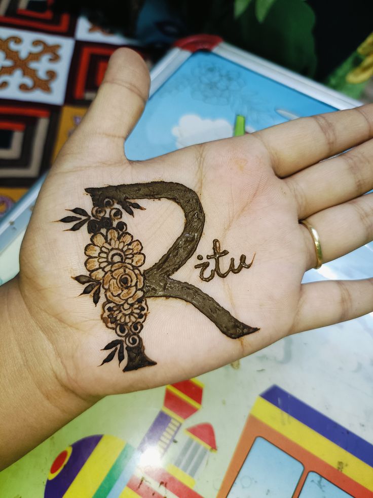 Floral Letter R Mehndi Design Photo of Floral Letter R Mehndi Design