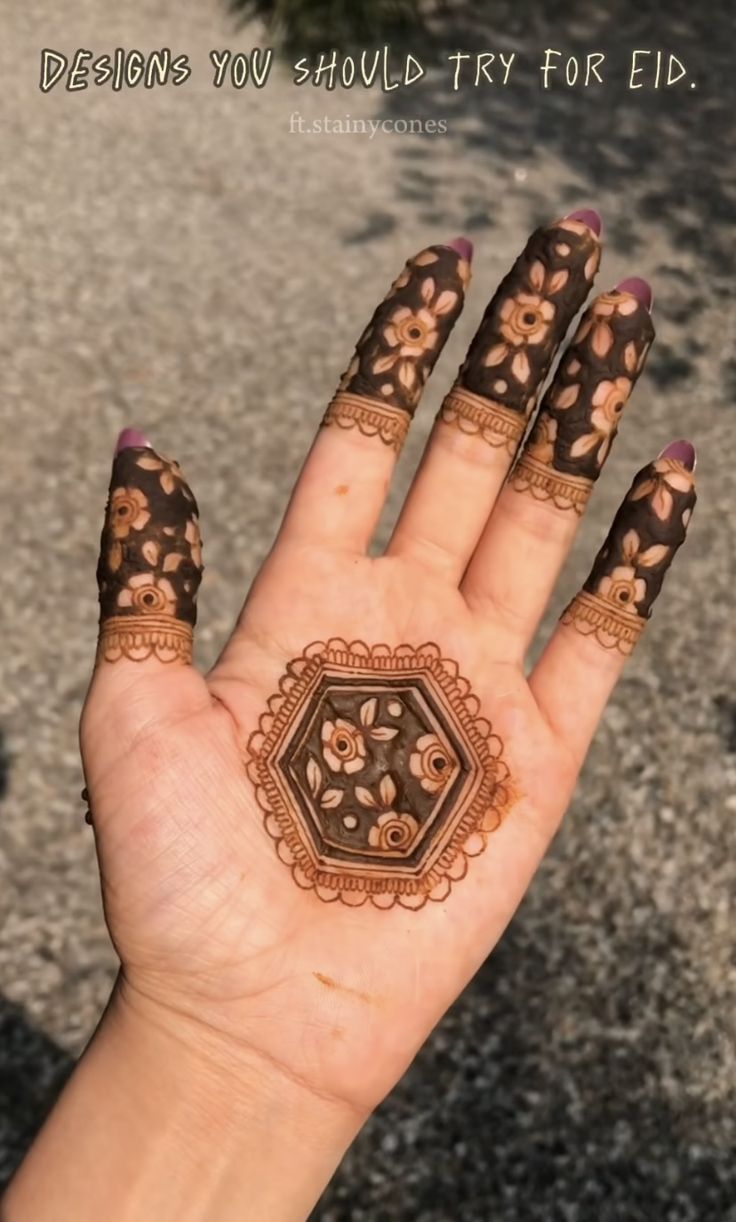 Hexagon-shaped motif with dainty fingers mehndi design Photo of Hexagon-shaped motif with dainty fingers mehndi design