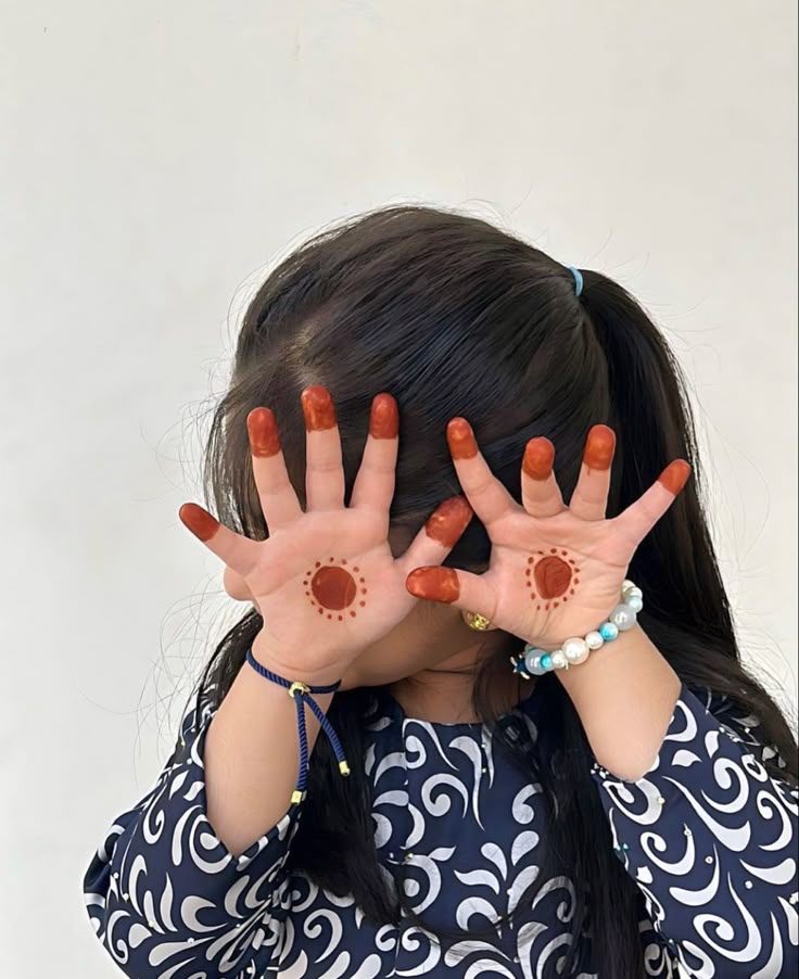 Easy Circle And Dot Traditional Mehendi design for girls Photo of Easy Circle And Dot Traditional Mehendi design for girls