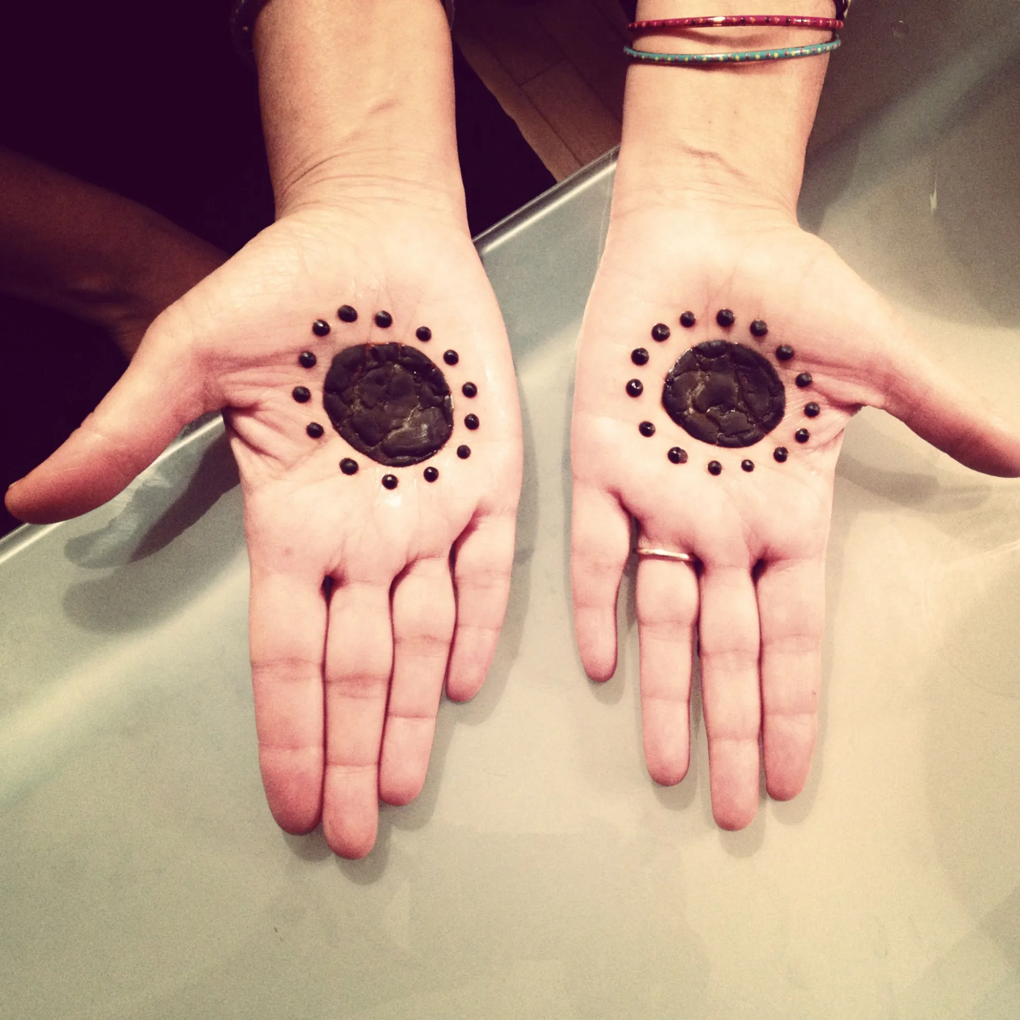 Minimal Oppana Mehndi Design Photo of Minimal Oppana Mehndi Design