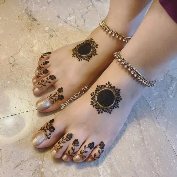 Simple Round Leg Mehndi Design Photo of Simple Round Leg Mehndi Design