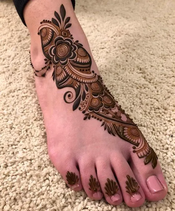 Arabic mehendi design with floral motifs Photo of Arabic mehendi design with floral motifs