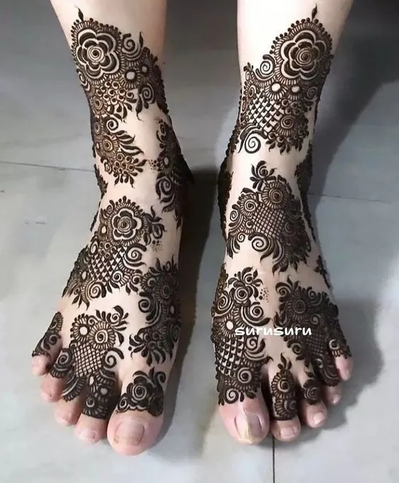 Complex Yet Captivating Mehndi Design Photo of Complex Yet Captivating Mehndi Design