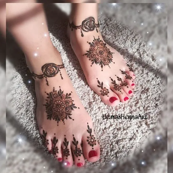 Unique Paw Mehndi with Floral Motifs Photo of Unique Paw Mehndi with Floral Motifs