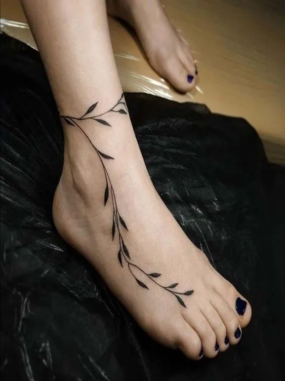 Small and Minimal Leg Mehndi Design Photo of Small and Minimal Leg Mehndi Design
