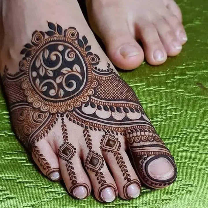 Leg Mehndi With Floral Band Photo of Leg Mehndi With Floral Band