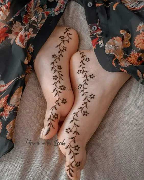Minimal Side Mehndi Design Photo of Minimal Side Mehndi Design