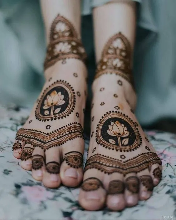 Mehndi With Aesthetic Negative Space Photo of Mehndi With Aesthetic Negative Space