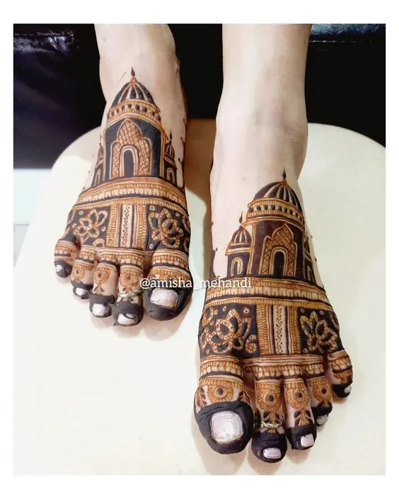 Elaborate Traditional Leg Mehendi Design Photo of Elaborate Traditional Leg Mehendi Design