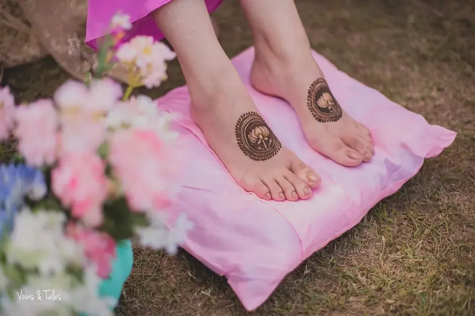 Minimal Leg Mehndi Photo of Minimal Leg Mehndi