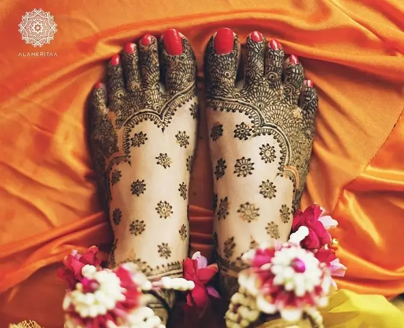 Perfect Henna Design with Beautiful Borders Photo of Perfect Henna Design with Beautiful Borders