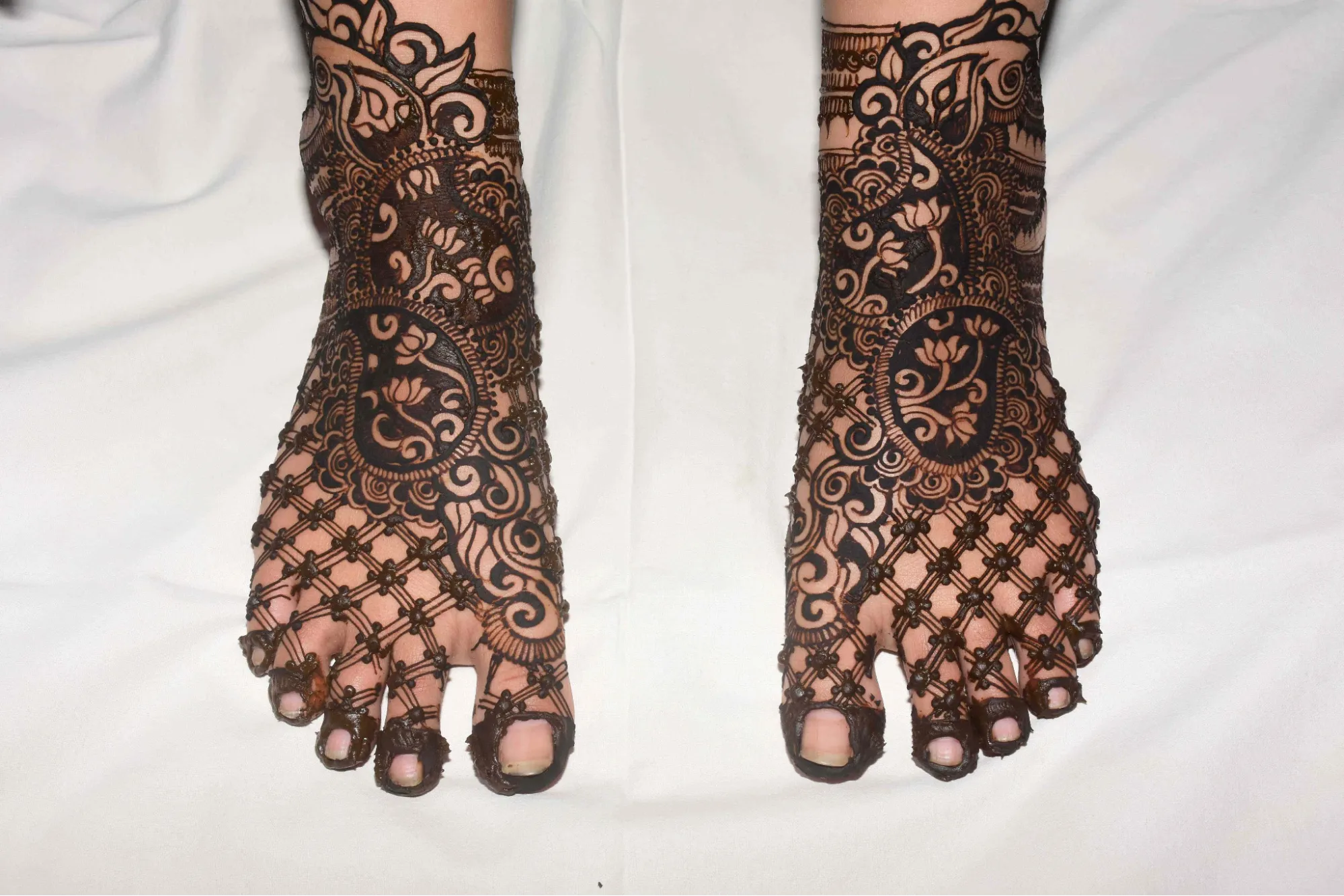 Arabic Leg Mehndi Design for Eid Photo of Arabic Leg Mehndi Design for Eid