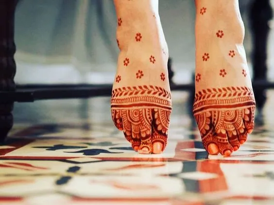 Classic Floral leg Mehndi design for Festivities Photo of Classic Floral leg Mehndi design for Festivities