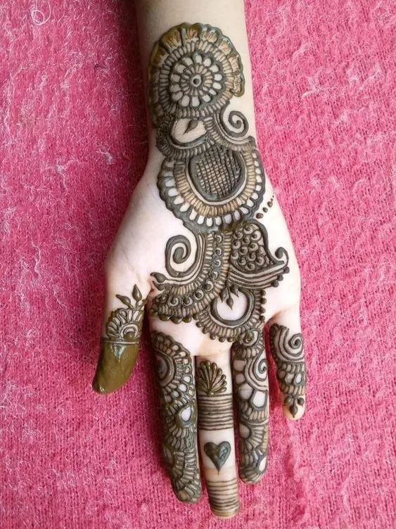 Photo of Middle hand Mehndi Design for the Palm