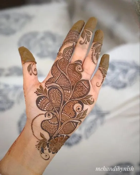 Peacock Mehndi Design for the Middle Hand Photo of Peacock Mehndi Design for the Middle Hand