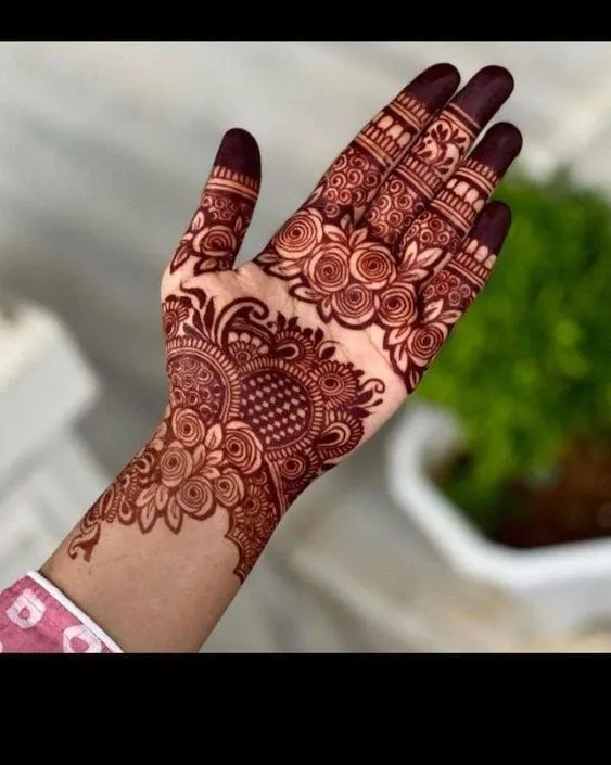 Photo of Concentric Circle Mehandi Design for Hands