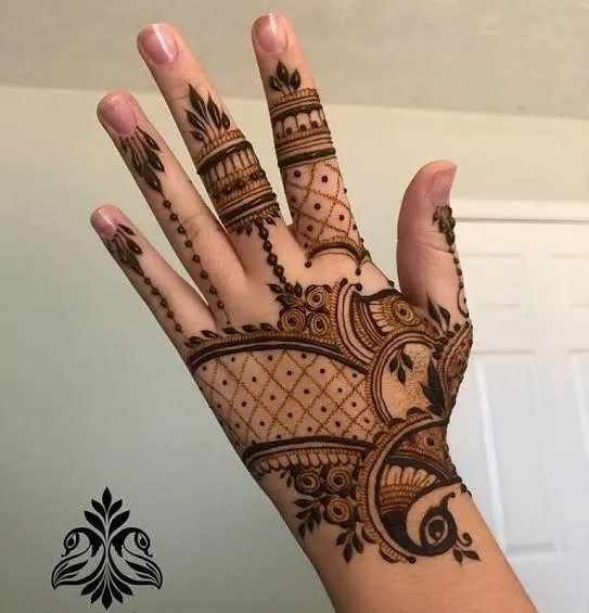 Minimal Mehndi Design for the Backhand Photo of Minimal Mehndi Design for the Backhand