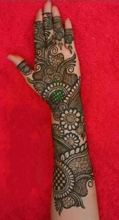 Arabic mehndi design for middle hand Photo of Arabic mehndi design for middle hand