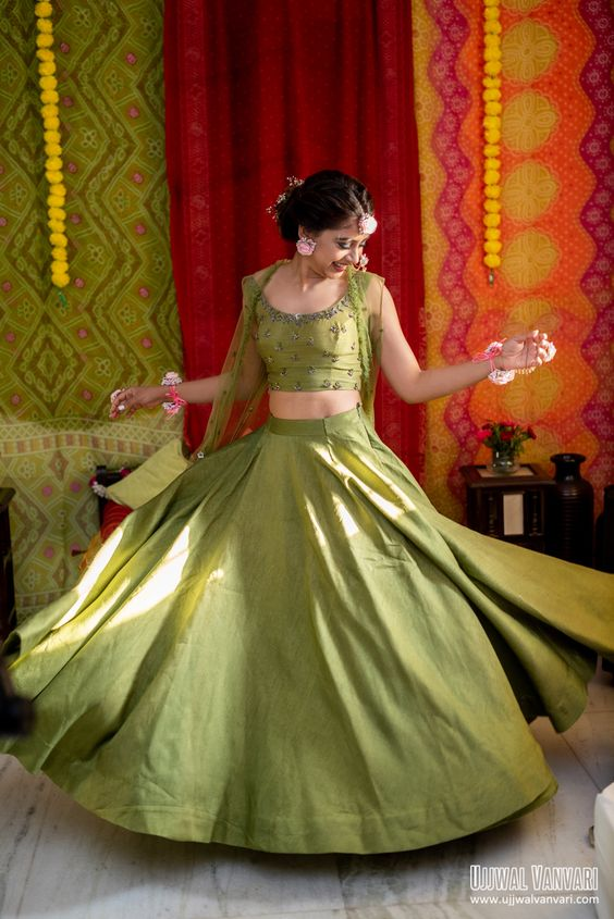 simple green dress for mehndi Outfit Ideas: Stunning and Stylish Outfits Your Mehndi Celebration kongsi