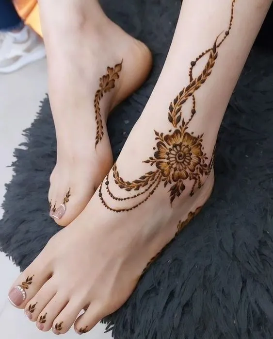 Minimalist Mehndi with Blooms and Chains Photo of Minimalist Mehndi with Blooms and Chains