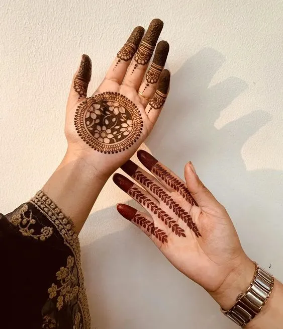 Photo of round mehndi design on plam and fingers