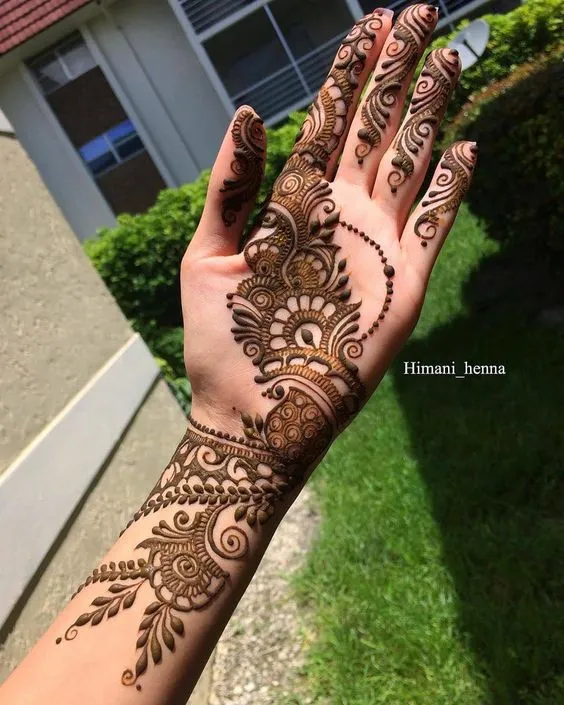 Beaded Detailed Bel Henna Art Photo of Beaded Detailed Bel Henna Art