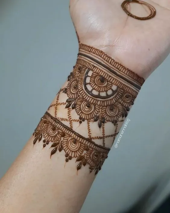 Traditional Mehndi Wrist Band Photo of Traditional Mehndi Wrist Band
