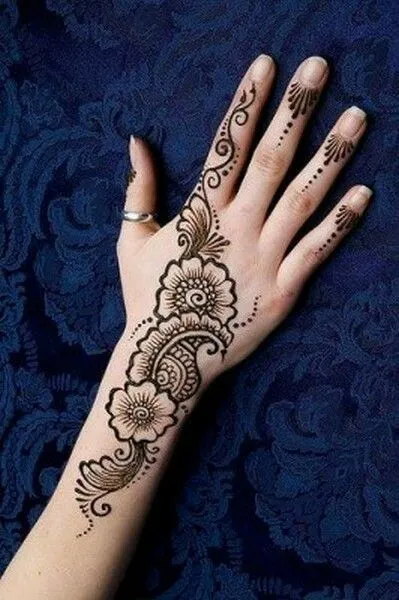 Photo of Simple bel mehndi design  on backhand