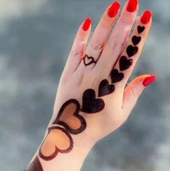 Photo of Minimal Heart Mehndi Design on backhand