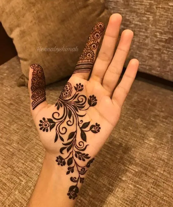 Modern Turkish Floral Henna Art Photo of Modern Turkish Floral Henna Art