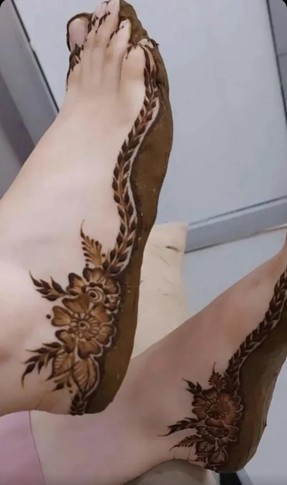 Solid Mehndi Design for the Feet Photo of Solid Mehndi Design for the Feet