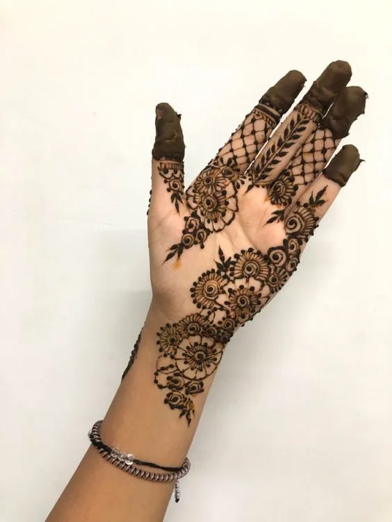 Photo of simple unique mehndi design on front hand