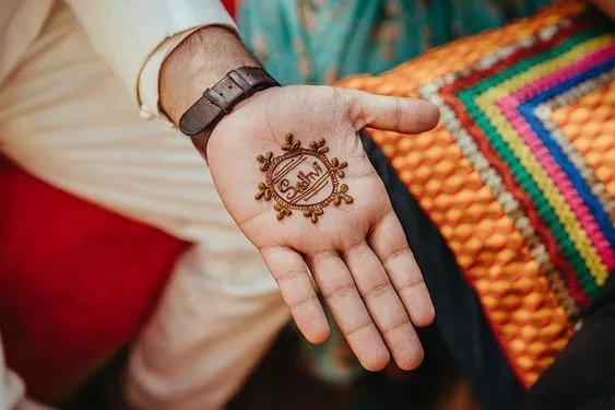 വരനുള്ള ലളിതമായ മണ്ഡല മെഹന്ദി ആർട്ടിന്റെ ഫോട്ടോ