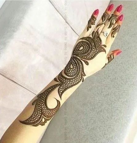 Photo of net henna art for a perfect Pakistani mehndi design