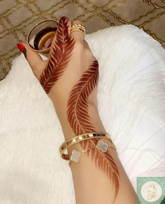 Photo of simple modern mehndi design