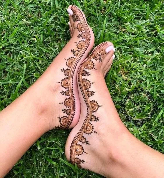 Photo of minimalist mehndi design on foot