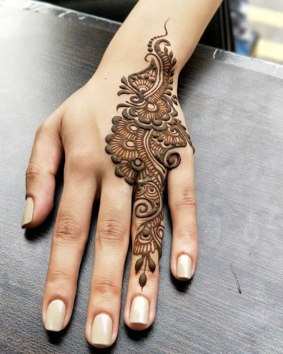 Simple and Minimal Mehndi Design Photo of Simple and Minimal Mehndi Design