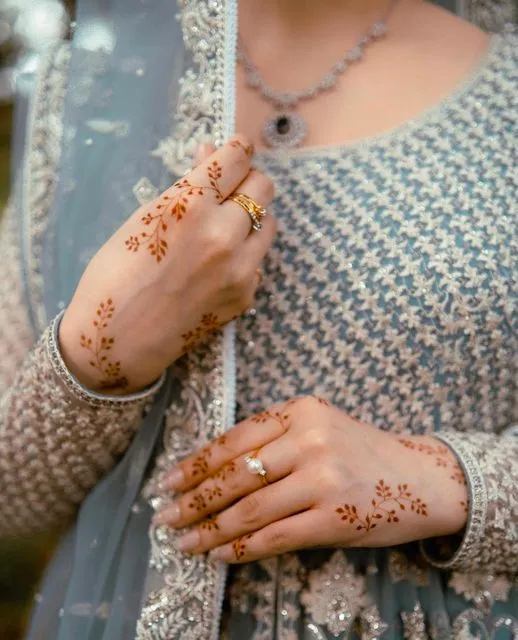 simple minimalism mehndi design for the bride Photo of Small Leaf Bunch Motif Mehndi