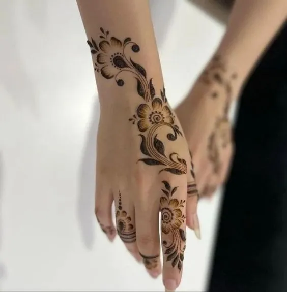 Simple and easy mehndi design for that stylish bride Photo of Simple Bridal Mehndi Design
