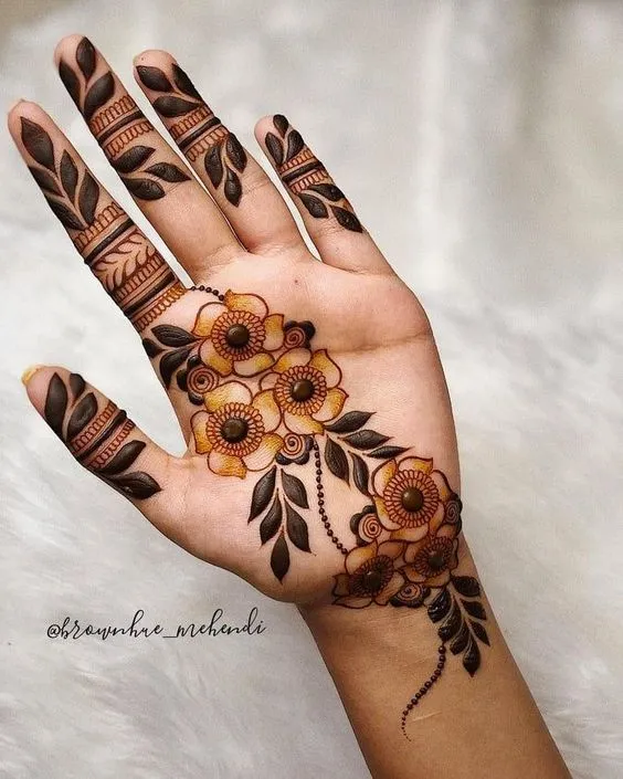 Shaded mehndi design with leaves and flowers Photo of Shaded Mehndi Design with Leaves and Flowers
