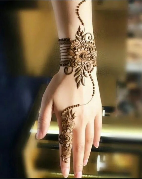 Photo of Simple Bracelet Mehndi Design on backhand