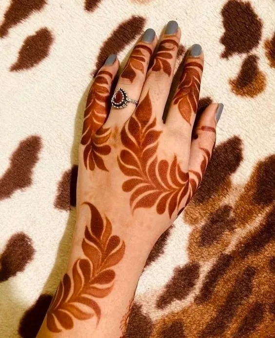 Simple Leaves Backhand Mehndi Design Photo of Simple Leaves Backhand Mehndi Design