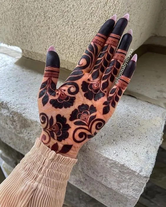 Karwachauth Special Filling Mehndi For The Palm Photo of Karwachauth Special Filling Mehndi For The Palm