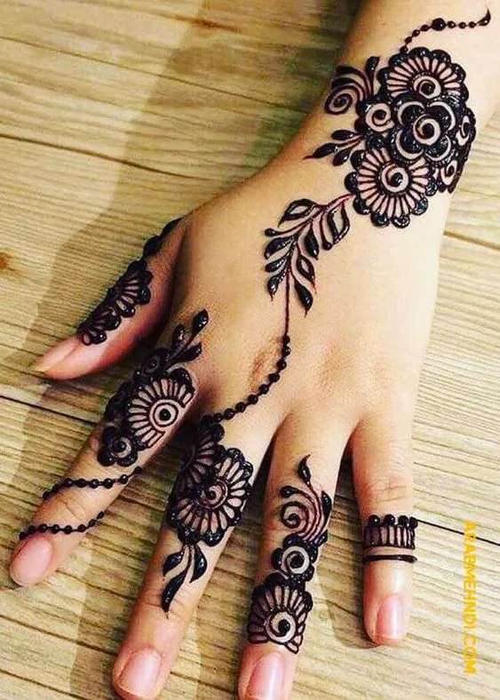 Photo of chain mehndi design combines with the floral pattern