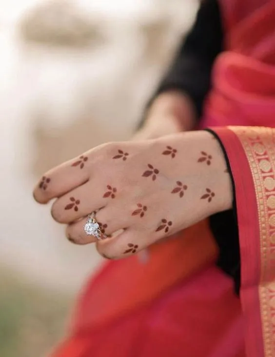 Mehndi Design with Minimal Booti Photo of Mehndi Design with Minimal Booti