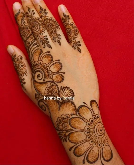 Photo of Shaded Arabic mehndi for backhand