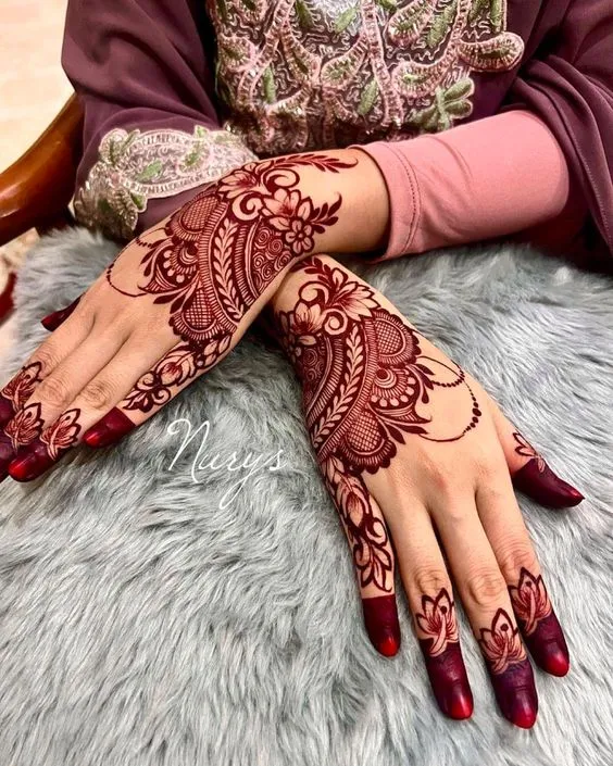 Photo of simple Pakistani mehndi design on both backhand